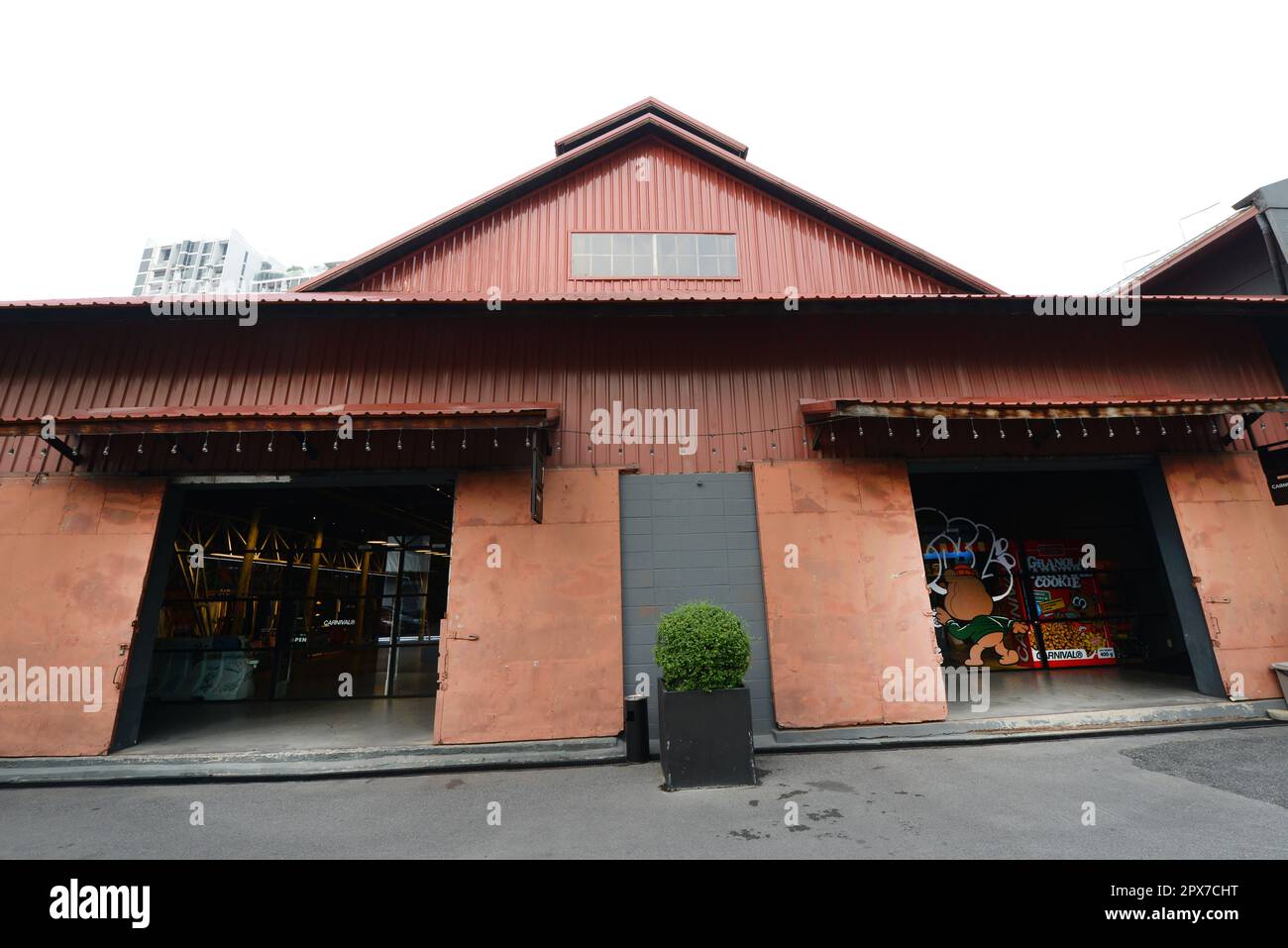 Das Warehouse 30 ist ein Industriegebiet, das in einen stilvollen Raum mit Cafés und Boutiquen umgewandelt wurde. Bangkok, Thailand. Stockfoto