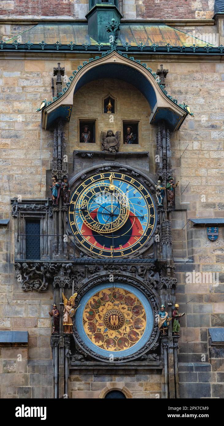 Die Altstadtuhr oder Prager astronomische Uhr ist eine mittelalterliche astronomische Uhr, die sich auf der Südseite des Turms des Alten Rathauses in Prag befindet Stockfoto