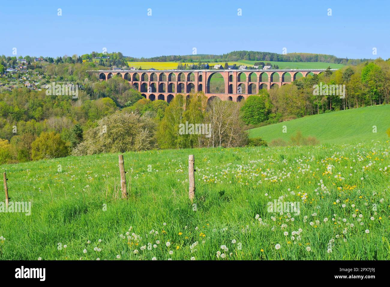 Goeltzsch Viadukt Eisenbahnbrücke in Sachsen, Deutschland - Weltgrößte backstein Brücke Stockfoto