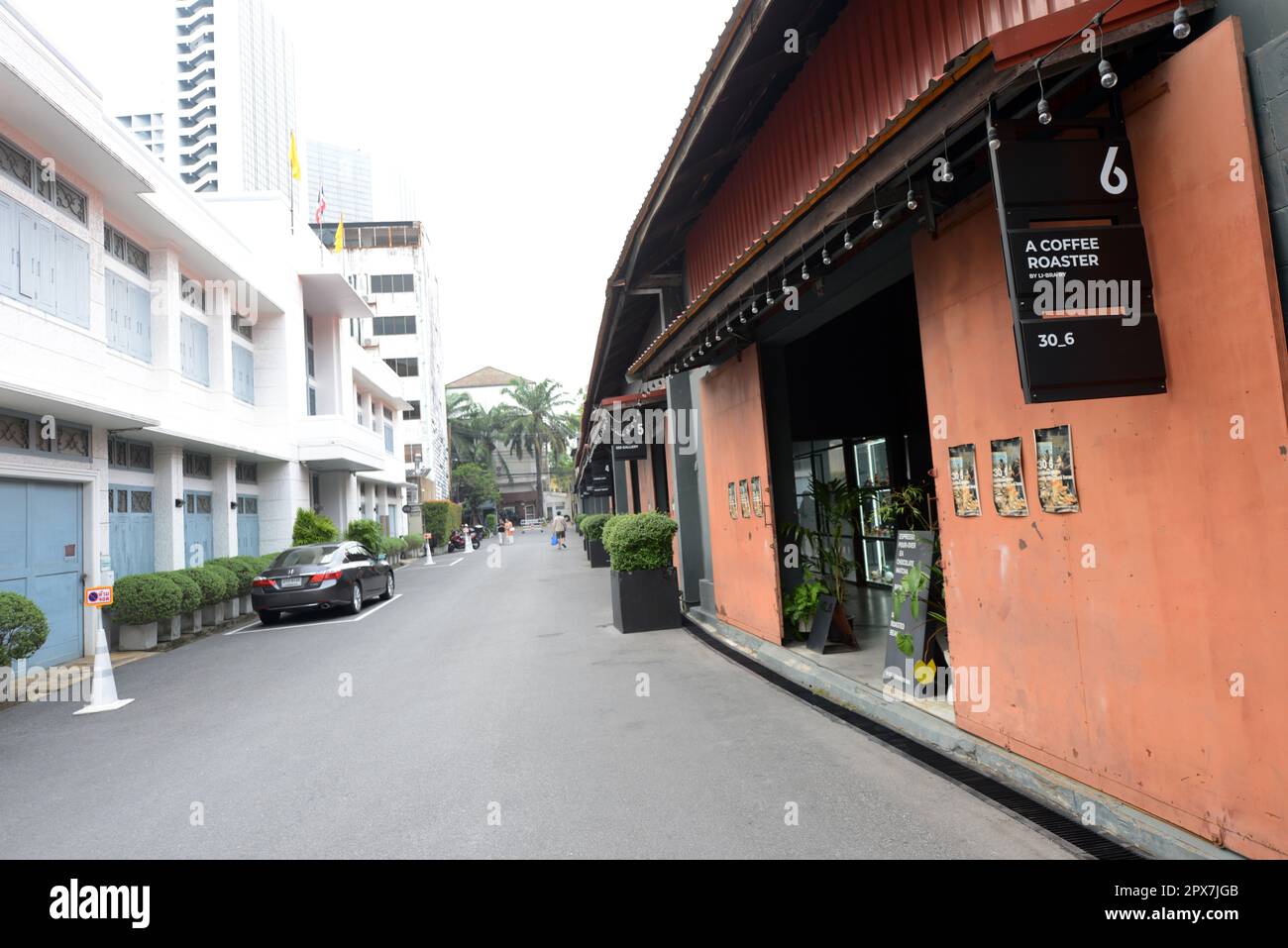 Das Warehouse 30 ist ein Industriegebiet, das in einen stilvollen Raum mit Cafés und Boutiquen umgewandelt wurde. Bangkok, Thailand. Stockfoto