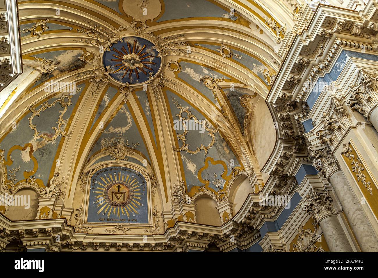 Die Kuppel über dem Hauptaltar mit barocken Dekorationen und Stuckverzierungen der Kirche Sant'Agata di Noto. Noto, Provinz Syrakus, Sizilien, Italien Stockfoto