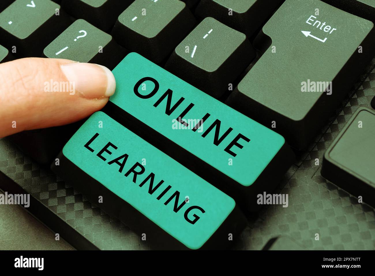 Schreiben mit Anzeige von Text Online Learning, Internet Concept Larning mit Hilfe des Internets und eines Computers Stockfoto