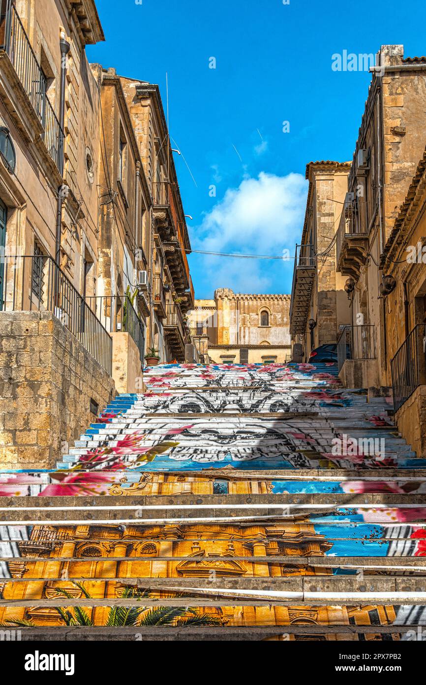 Die Treppen wurden anlässlich der Blumenausstellung entlang des historischen Zentrums der barocken Stadt Noto dekoriert. Noto, Provinz Syrakus, Sizilien, Italien Stockfoto