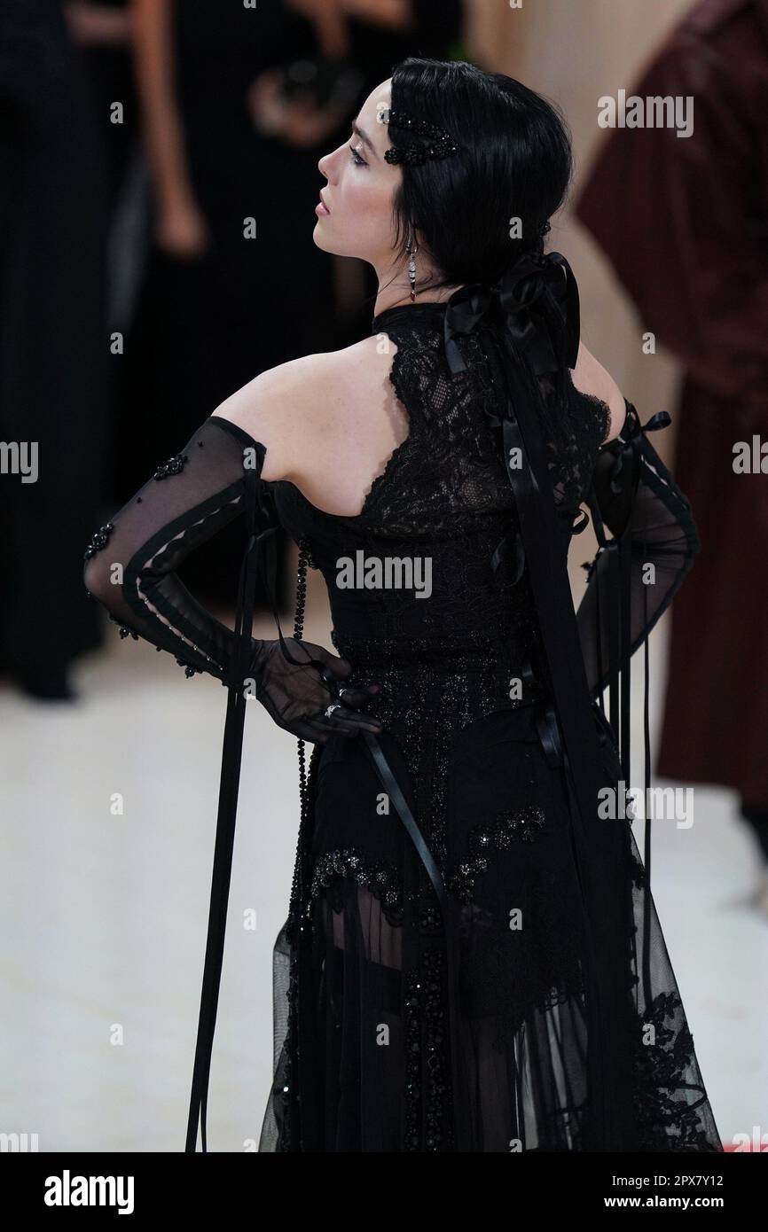 New York, New York, USA. 1. Mai 2023. Billie Eilish trägt Simone Rocha bei der Ankunft für Karl Lagerfeld: A Line of Beauty - The Costume Institute Met Gala - Teil 3, Metropolitan Museum of Art, New York, NY 1. Mai 2023. Kredit: Kristin Callahan/Everett Collection/Alamy Live News Stockfoto