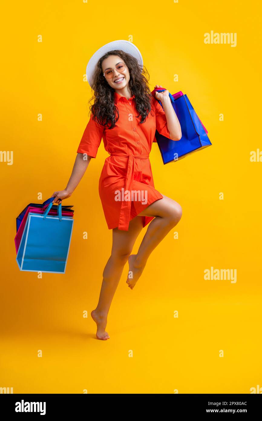 Eine Shopping-Frau beim Sommerverkauf im Studio. Shoppingfrau beim Sommerverkauf Stockfoto