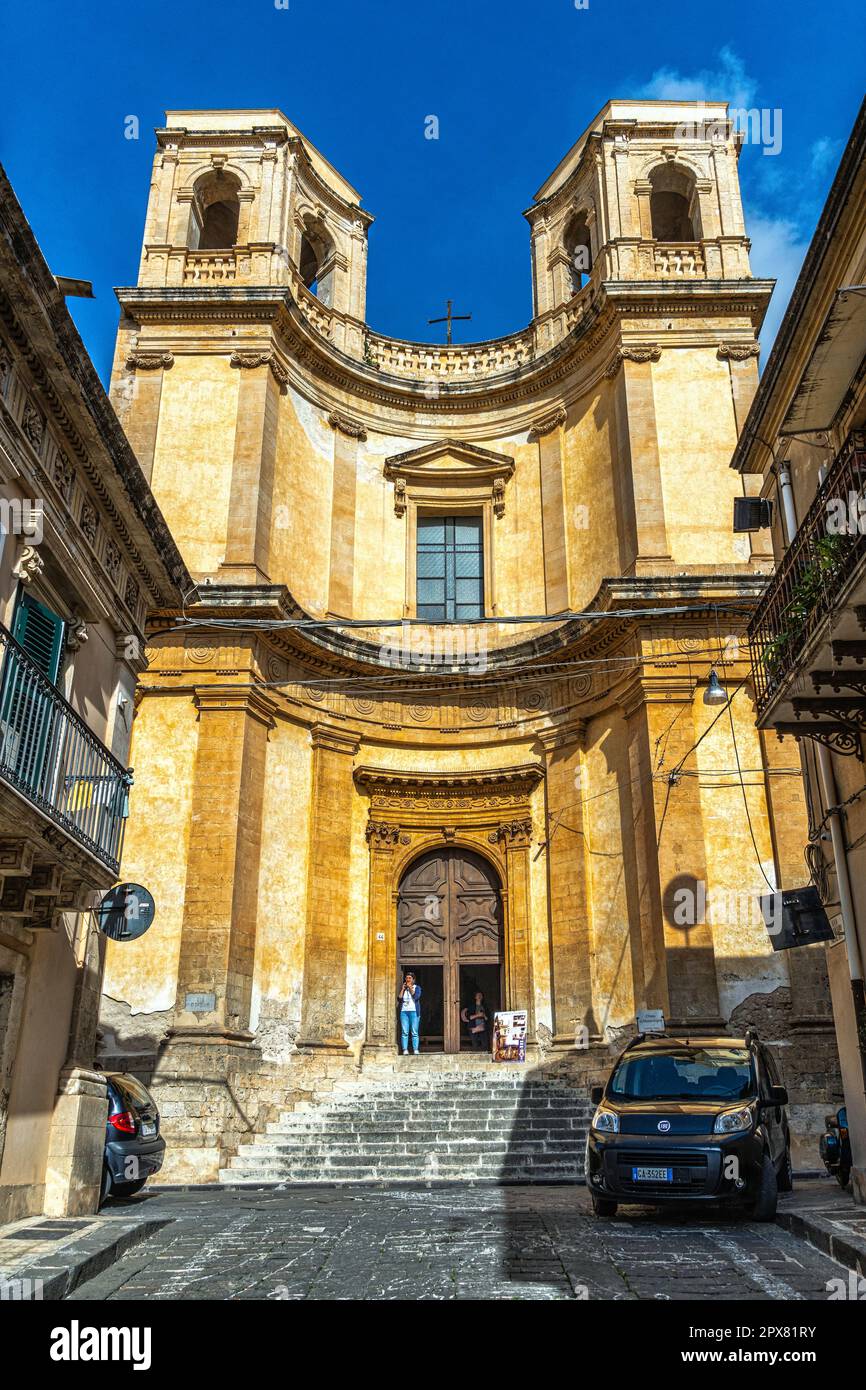 Die Kirche Montevergini wurde auf der Spitze der Via Nicolaci erbaut und zeichnet sich durch die konkave Fassade mit zwei seitlichen Glockentürmen aus. Noto, Sizilien Stockfoto