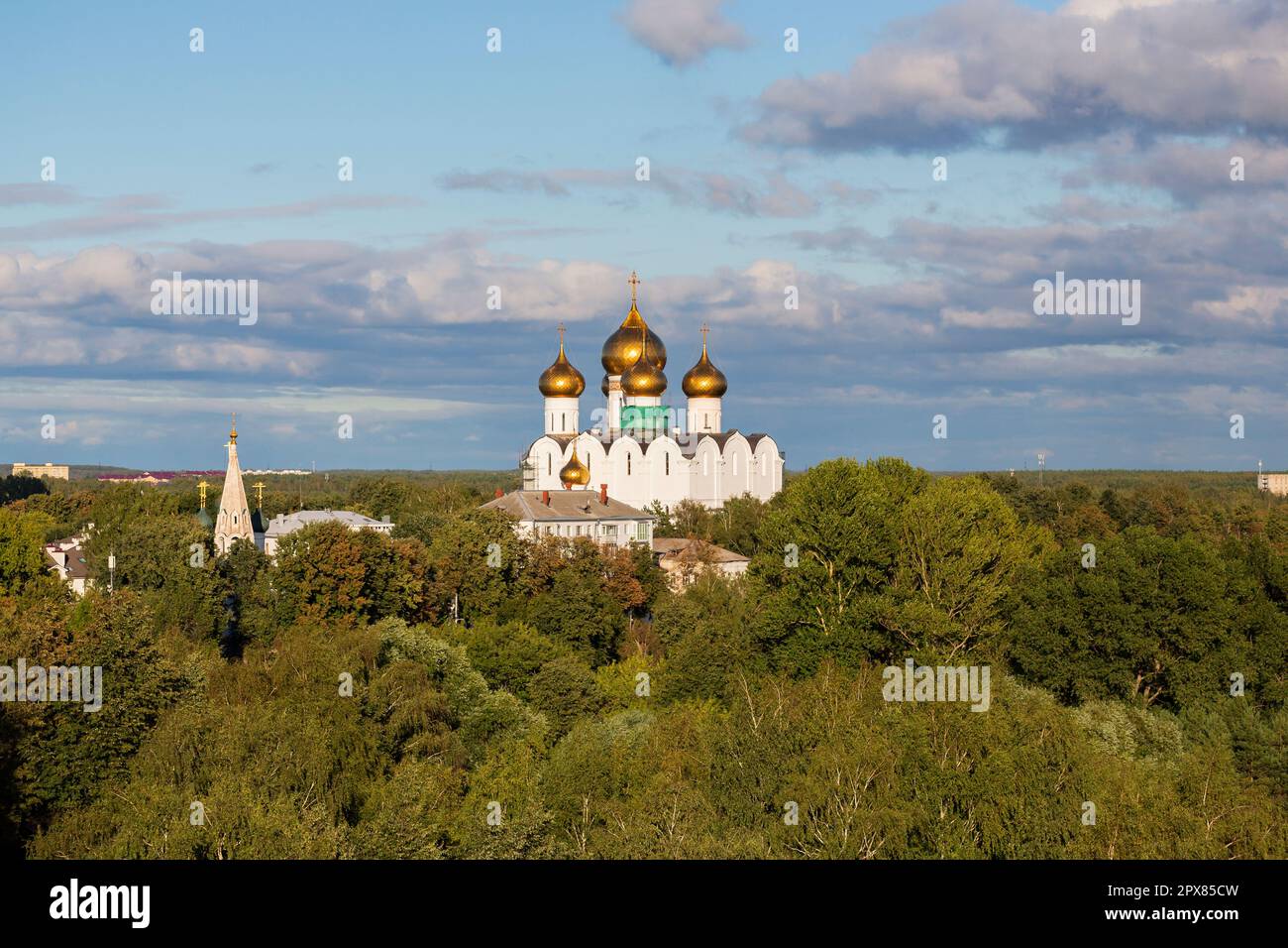 Blick auf die Himmelskathedrale im Sommer vor dem blauen Himmel. Die Stadt Jaroslavl, der touristische Goldene Ring Russlands Stockfoto