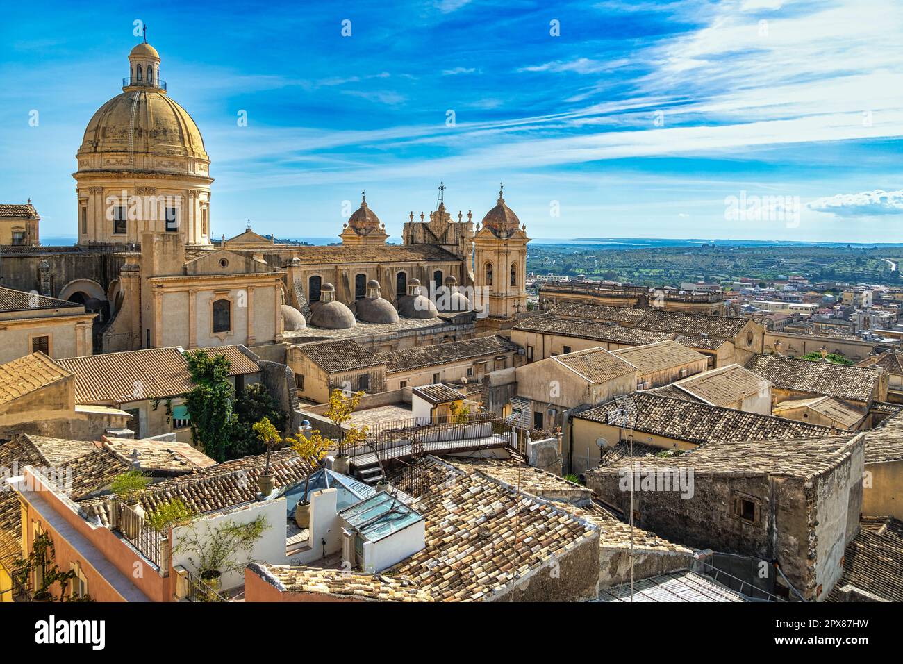 Panoramablick auf die Stadt Noto, die Glockentürme und die Kuppel der Kathedrale von der Kirche Montevergini. Noto, Provinz Syrakus, Sizilien, Italien Stockfoto