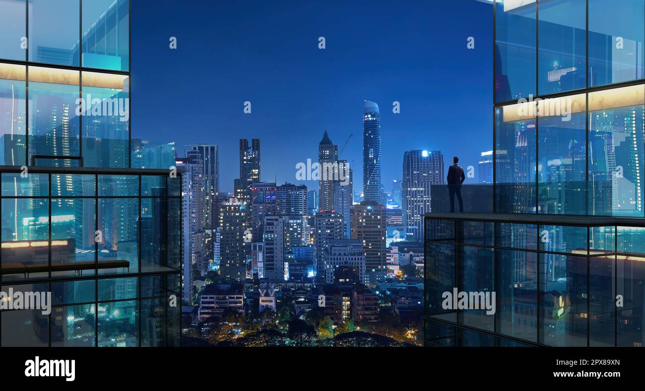 Junger Geschäftsmann steht auf der Terrasse und beobachtet den Sonnenaufgang der modernen Stadt. Business-Vision-Konzept. 3D-Rendering Stockfoto
