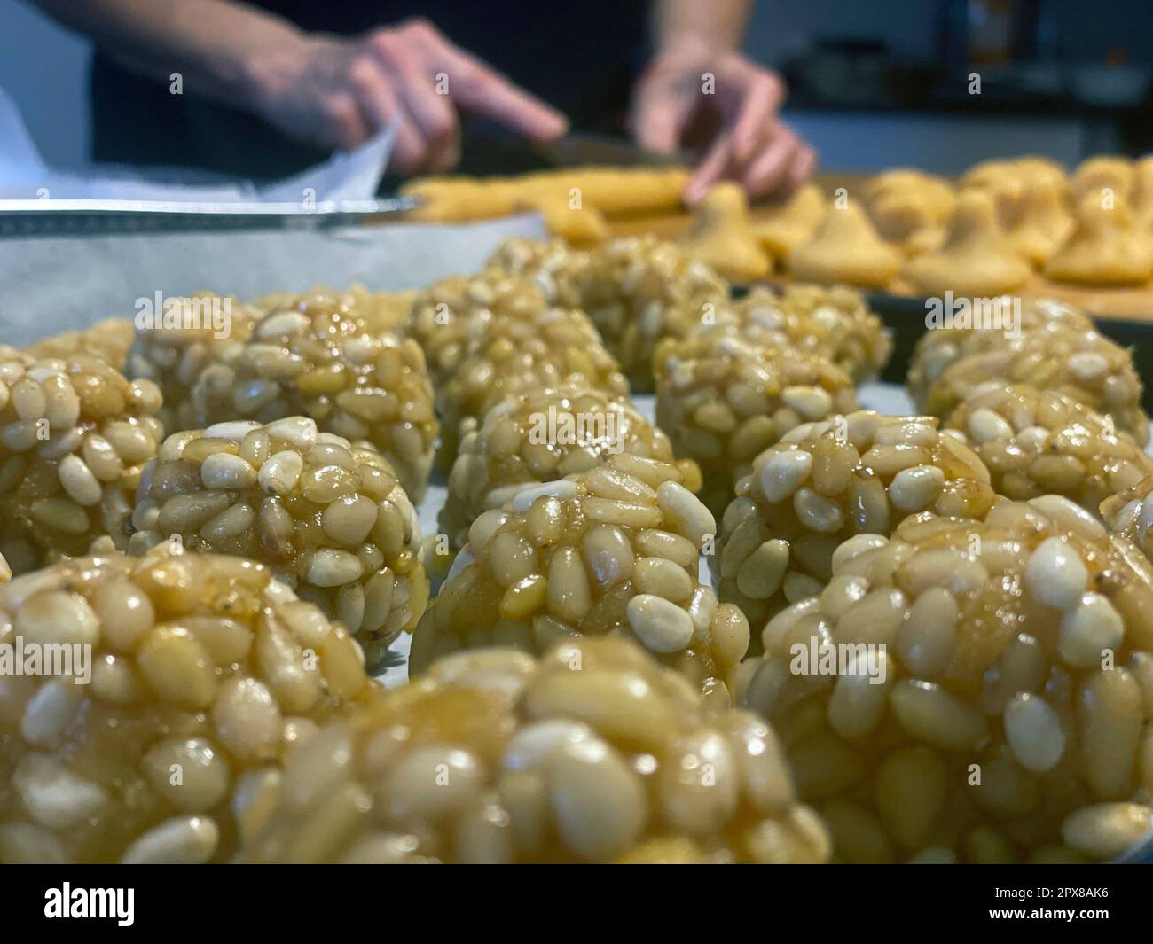 Einige typische spanische Backwaren &amp;#39;Panellets&amp;#39; in Katalonien am All ...