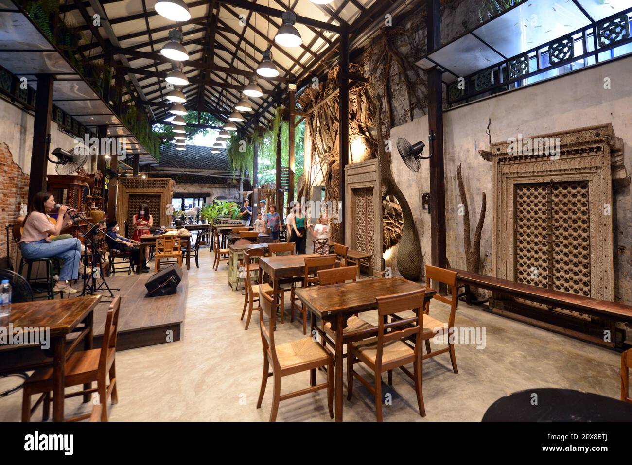 Das schöne Interieur des Hong Sieng Kong Restaurants und Bar in Chareonkrung, Bangkok, Thailand. Stockfoto