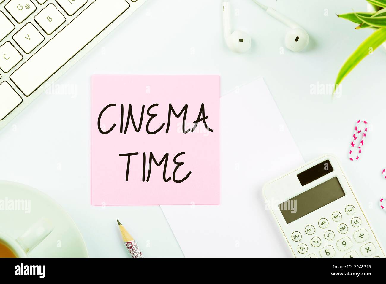 Handgeschriebenes Schild Cinema Time, konzeptionelles Foto, welches Unterhaltung wie der Film, der geplant ist zu beginnen Stockfoto