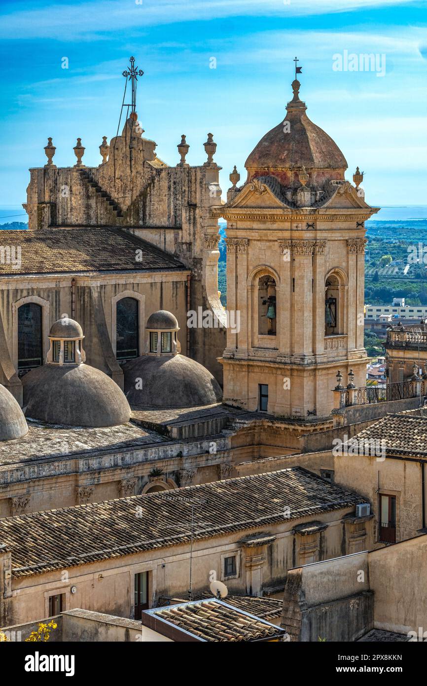 Panoramablick auf die Stadt Noto, die Glockentürme und die Kuppel der Kathedrale von der Kirche Montevergini. Noto, Provinz Syrakus, Sizilien, Italien Stockfoto