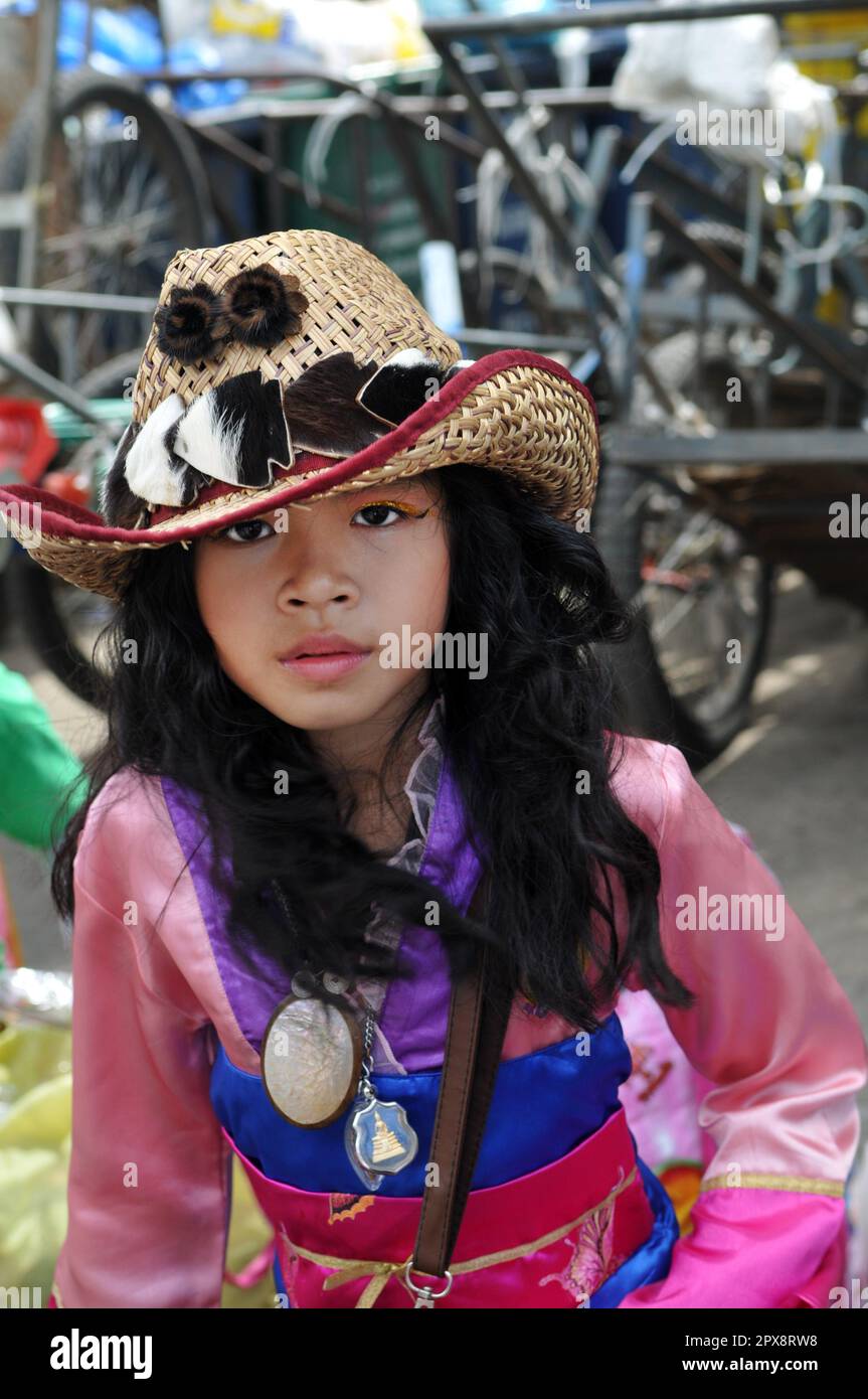 Portrait eines stilvollen thailändischen Mädchens, aufgenommen auf dem farbenfrohen und lebendigen Chatuchak Wochenendmarkt in Bangkok, Thailand. Stockfoto