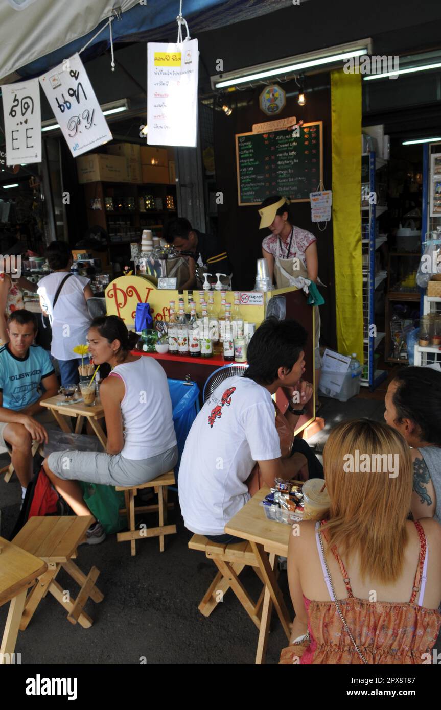 Eine Straßenbar auf dem farbenfrohen und lebendigen Chatuchak Wochenendmarkt in Bangkok, Thailand. Stockfoto