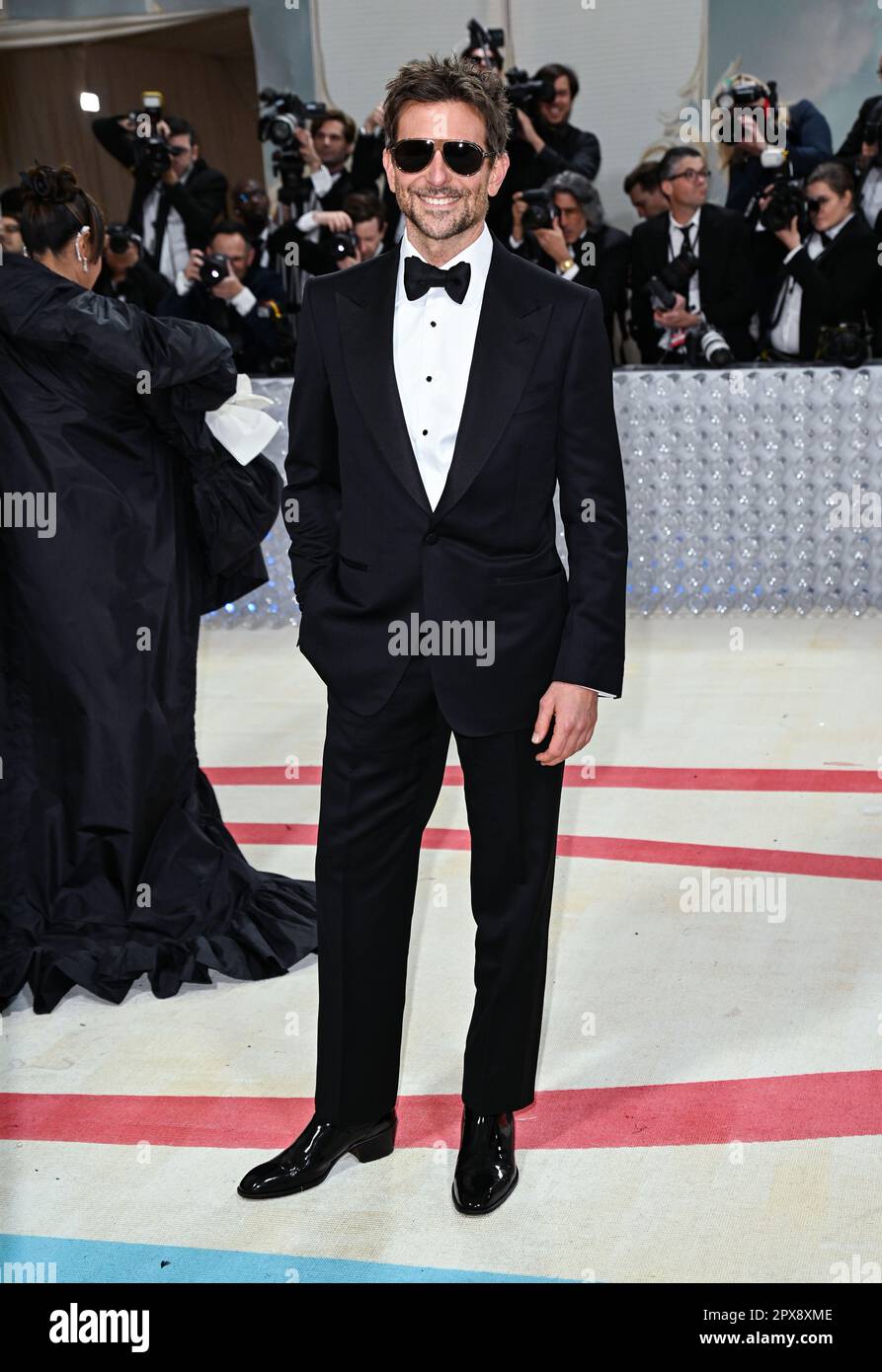 New York, usa. 1. Matte, 2023. Bradley Cooper, Ankunft im Met Gala 2023 im Metropolitan Museum of Art, New York. Das diesjährige Thema ist Karl Lagerfeld A Line of Beauty. Kredit: Doug Peters/EMPICS/Alamy Live News Stockfoto