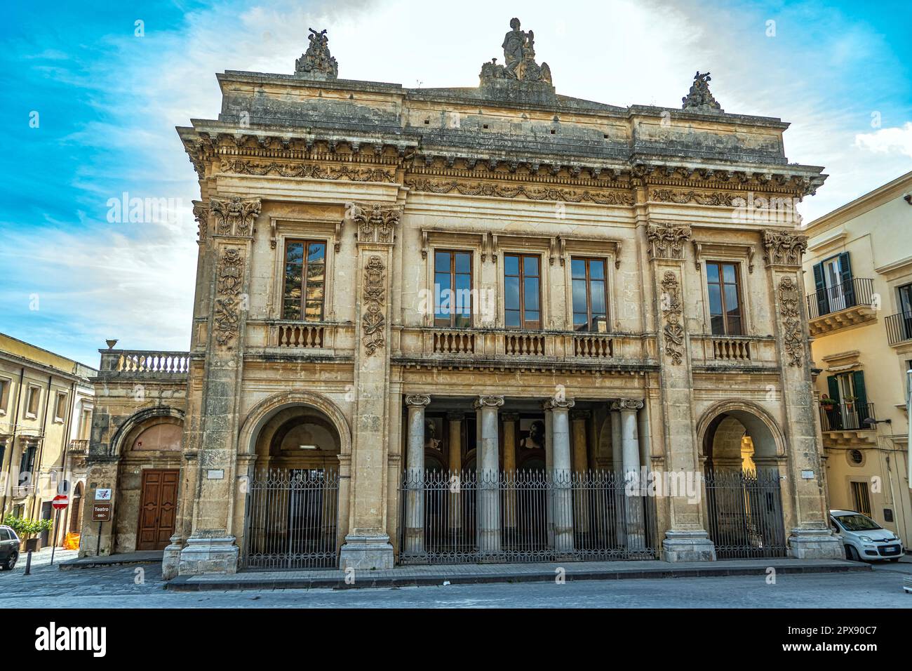 Das Stadttheater Tina di Lorenzo, früher bekannt als Stadttheater Vittorio Emanuele III, ist das Haupttheater in Noto. Noto, Sizilien Stockfoto