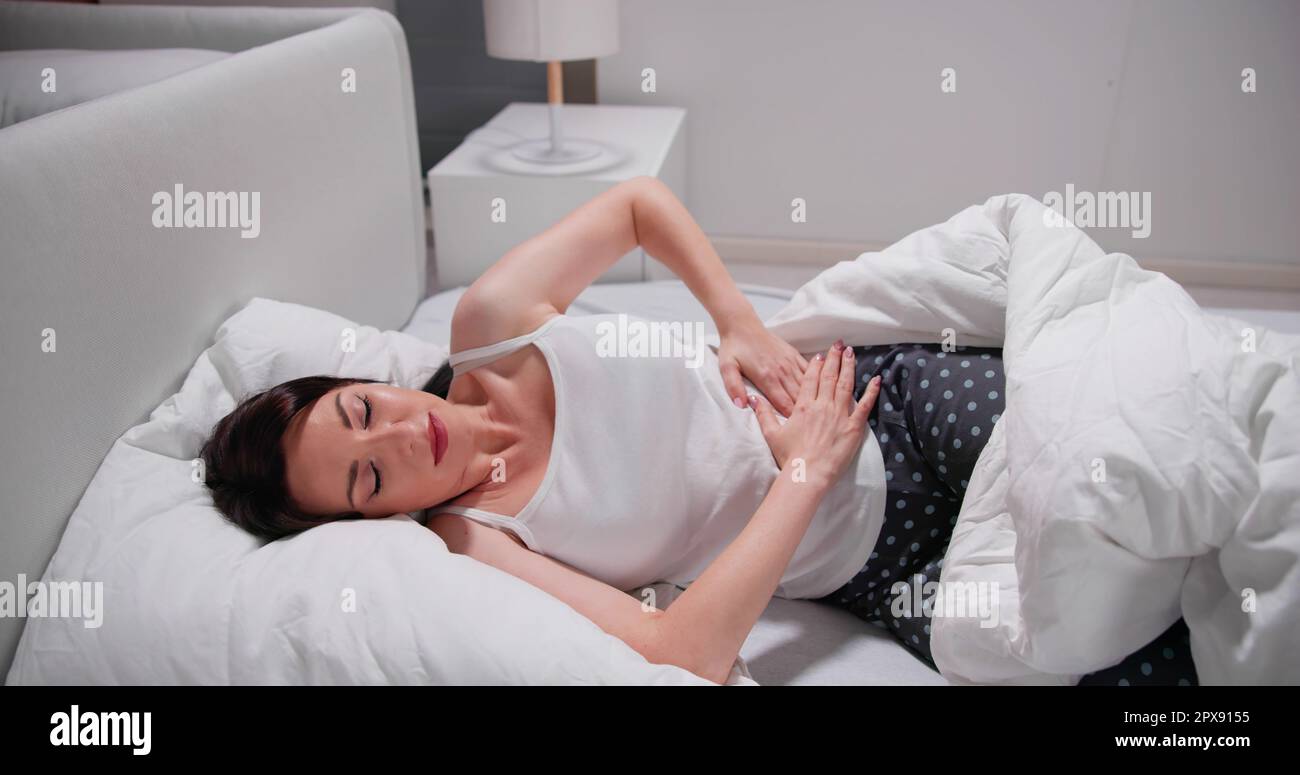 Frauen Mit Magen Ache. Durchfall oder PMS-Schmerzen Stockfoto