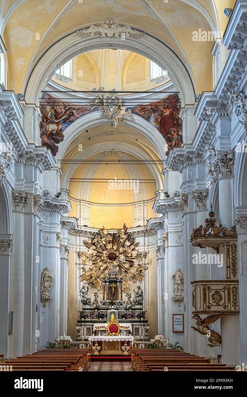 Innen- und Hochaltar mit Stuck und Gold der barocken Kirche San Carlo al Corso. Noto, Provinz Syrakus, Sizilien, Italien, Europa Stockfoto