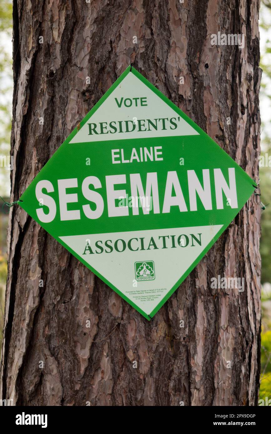 Ein politisches Zeichen der lokalen Wahlpartei für einen unabhängigen Kandidaten der Residents Association bei einer wahlumfrage des rates. Thames Ditton, Surrey. UK (134) Stockfoto