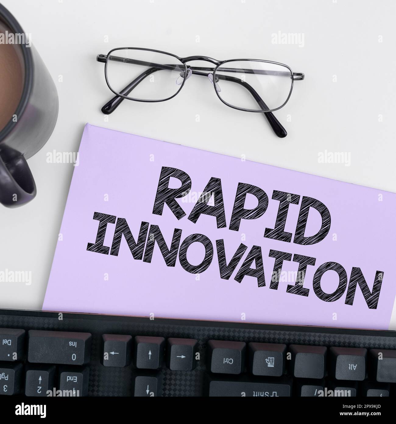 Handgeschriebenes Schild Rapid Innovation, konzeptionelle Fotocharakteristik einer Website, die Suchmaschinenalgorithmen verwendet Stockfoto