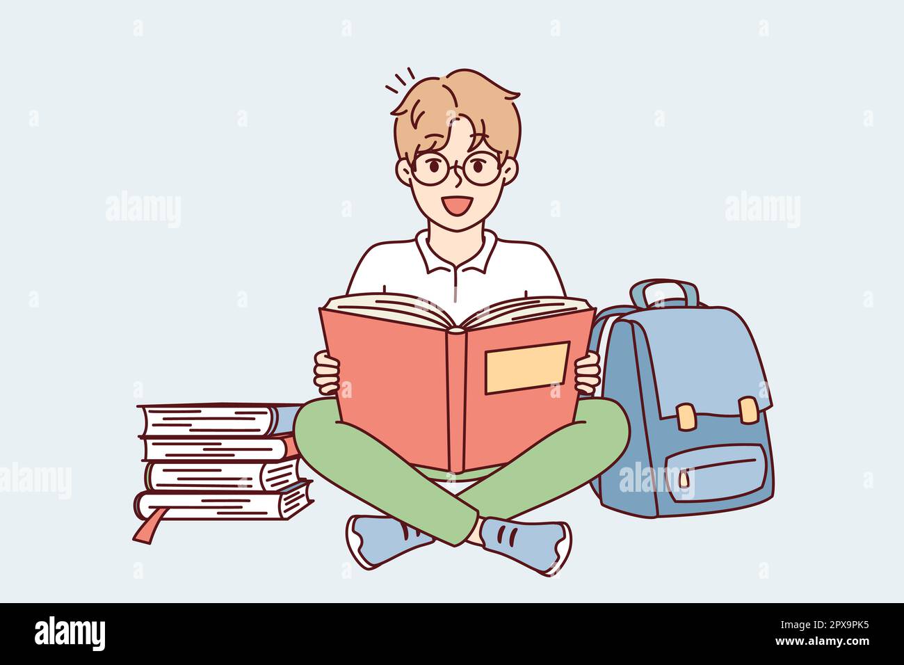Der positive Schuljunge sitzt mit gekreuzten Beinen auf dem Boden neben dem Rucksack und haufenweise Lehrbücher, die sich auf den Unterricht vorbereiten. Ein glücklicher Junge mit Brille sieht Camer an Stockfoto