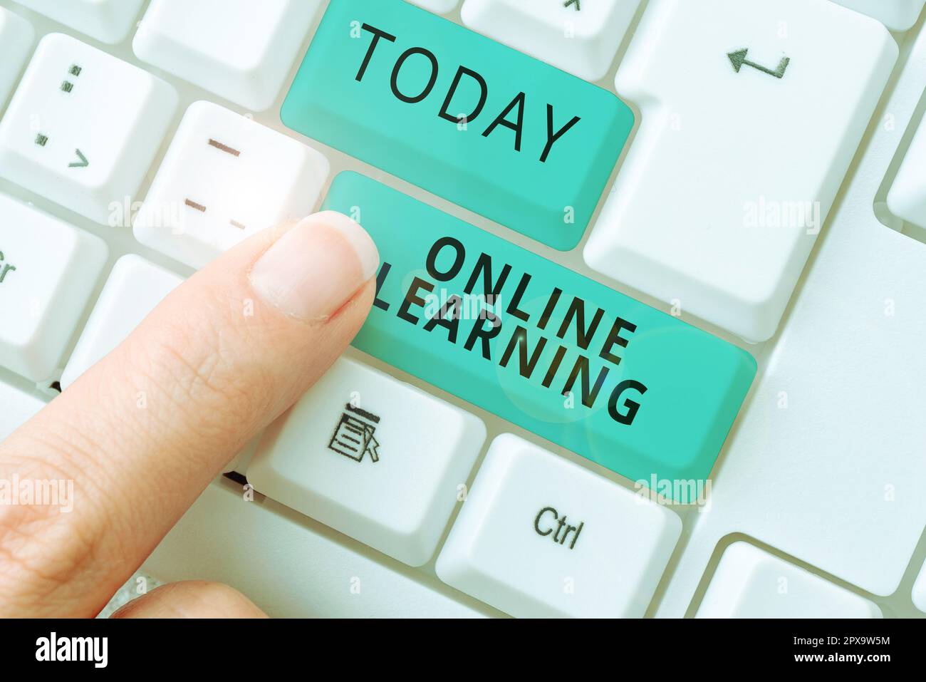 Schild mit der Aufschrift Online Learning, Business Concept Larning mit Hilfe des Internets und eines Computers Stockfoto