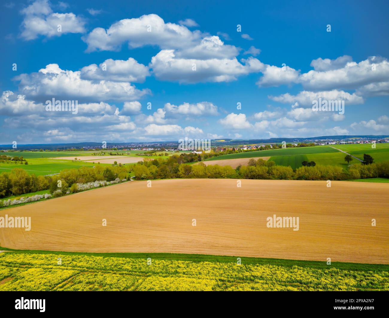 Drohnenschuss aus deutscher Landschaft mit Wiesen in Hessen. Stockfoto