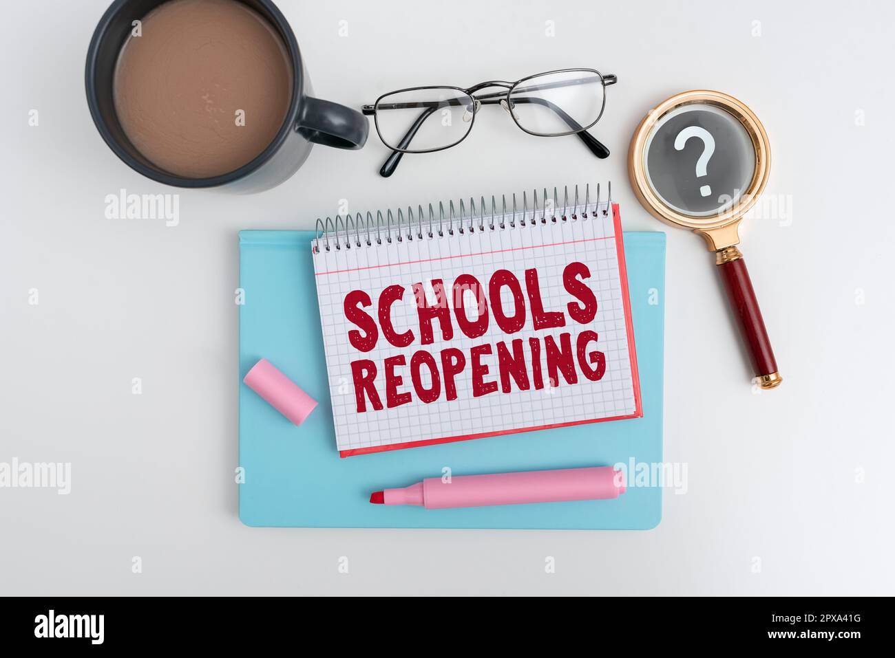 Handschrift Text Schulen Wiedereröffnung, Word für Unterricht ist vorerst Ende des Schultags vorbei Stockfoto
