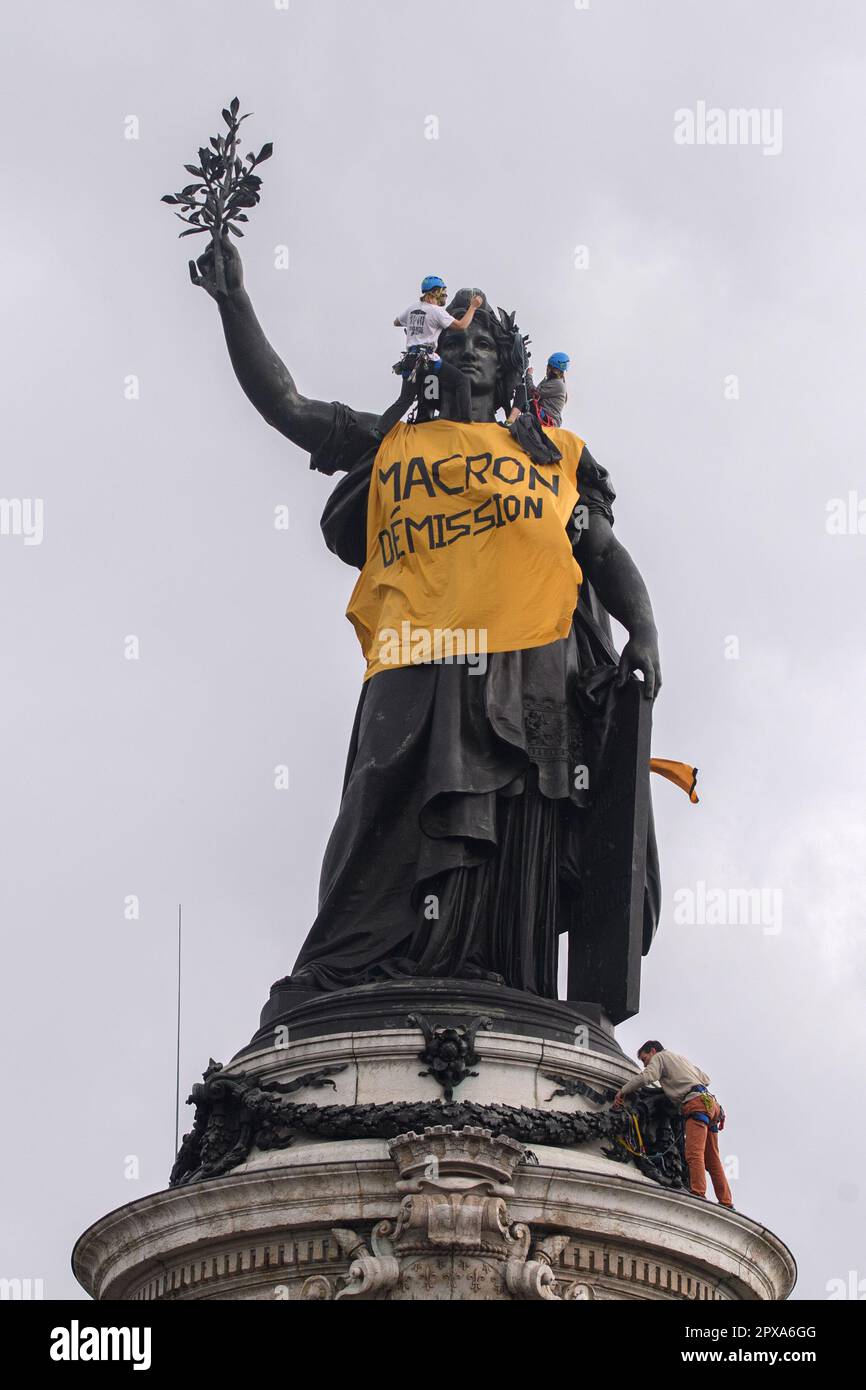 Paris, Frankreich. 1. Mai 2023. Die Rebellion der Aussterbung verkleidet die Republik mit einem Banner - Macron tritt zurück - während der Demonstration im Mai 1. 2023 in Paris. Kredit: LE PICTORIUM/Alamy Live News Stockfoto