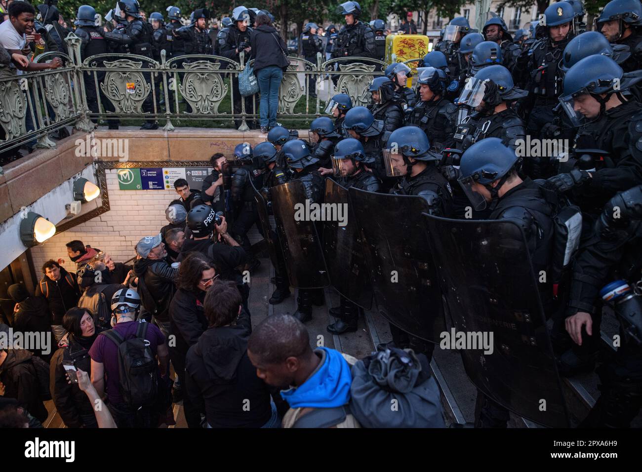 Paris, Frankreich. 1. Mai 2023. Polizeibeamte schieben die restlichen Demonstranten am Ende der Demonstration am 2023. Mai in Paris zur U-Bahn. Kredit: LE PICTORIUM/Alamy Live News Stockfoto