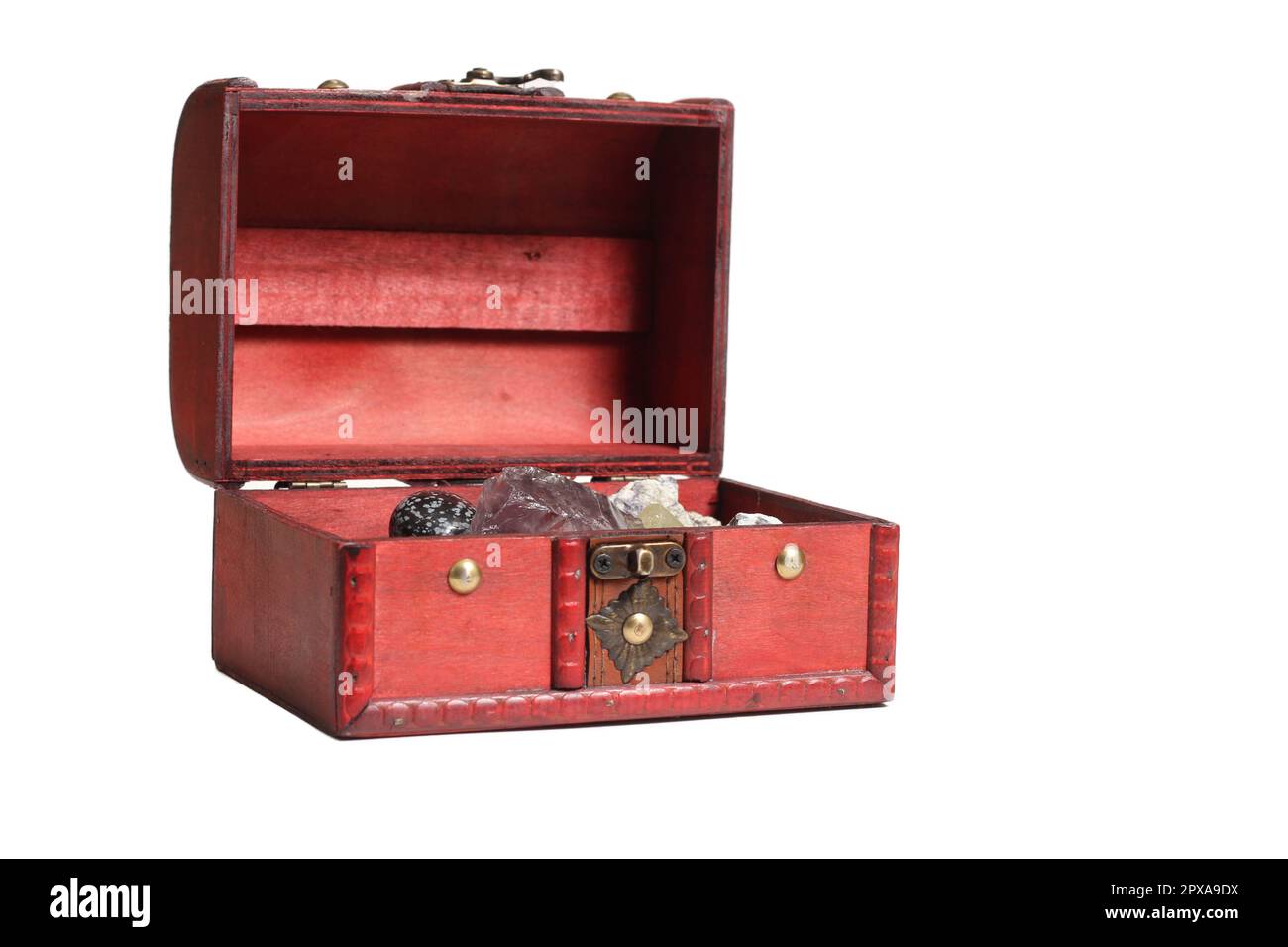 Offener Vintage-Aufbewahrungsbehälter aus Holz mit Chakra Stones im Inneren isoliert auf Weiß Stockfoto