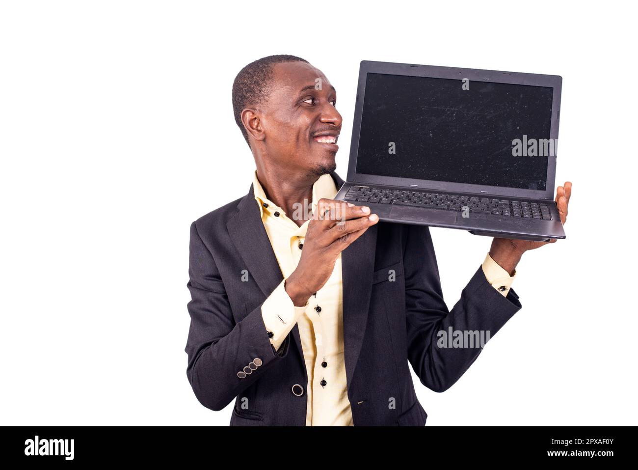 Porträt eines gutaussehenden jungen Geschäftsmanns, der ein Notebook über die Schulter hält und lächelt. Stockfoto