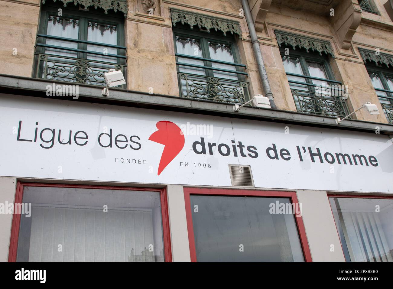 lyon , Aura France - 05 01 2023 : ligue des droits de l'homme Logo und Textzeichen der Office League Menschenrechte französisch auf Fassadenfenstern lyon cit Stockfoto