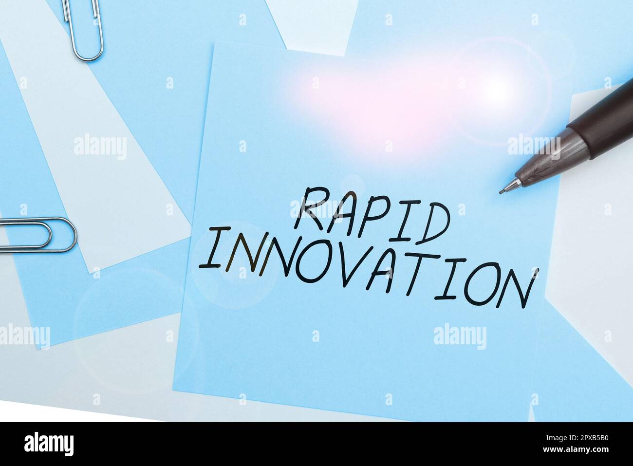 Handschriftlicher Text Rapid Innovation, konzeptionelle Fotocharakteristik einer Website, die Suchmaschinenalgorithmen verwendet Stockfoto