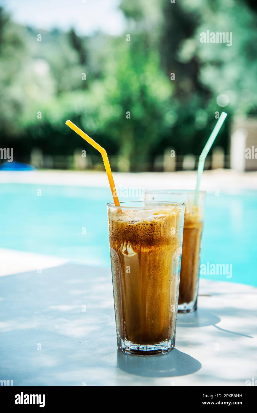 Zwei Glas eisgekühlten Frappe in der Nähe des Pools. Stockfoto