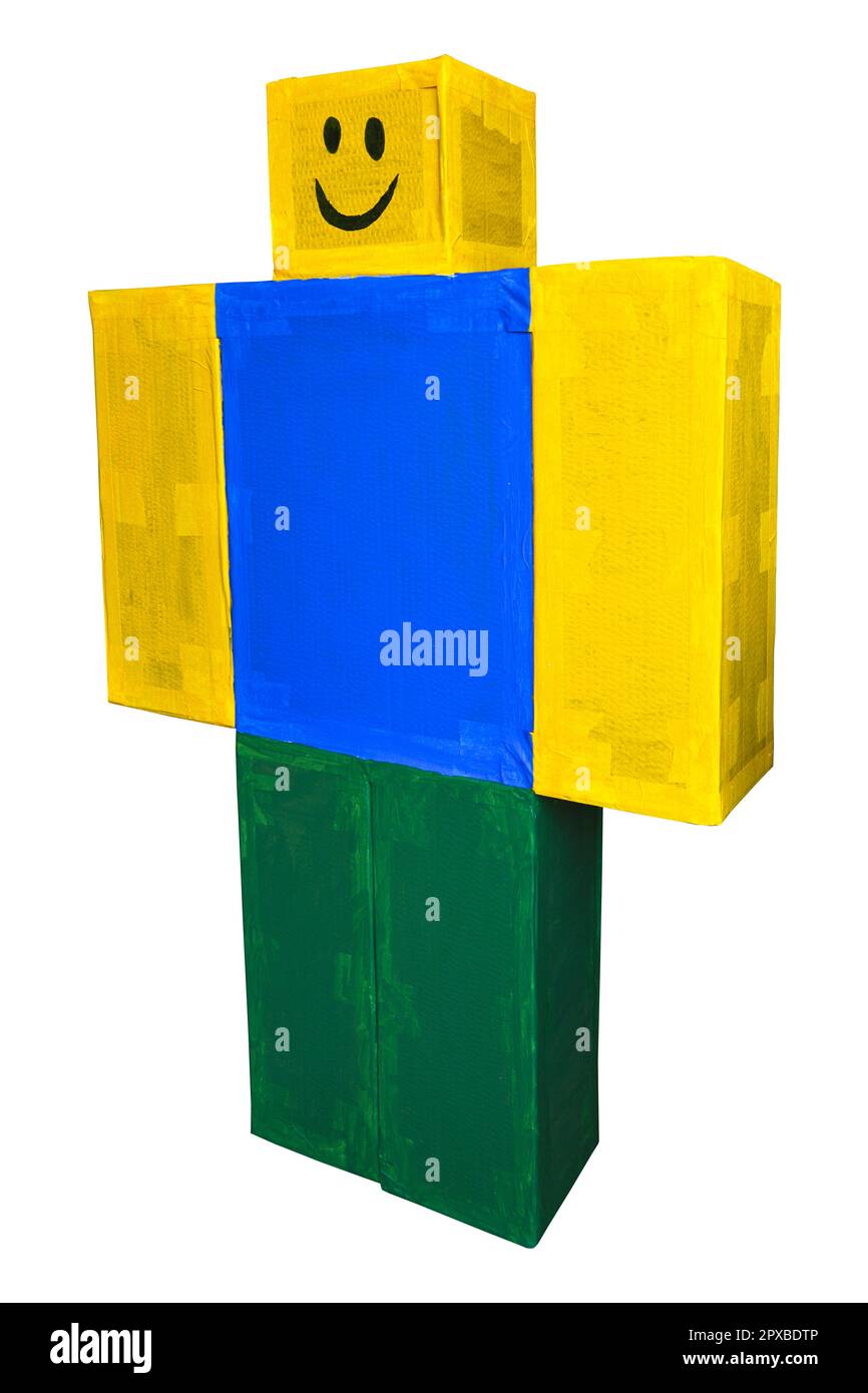 Sie haben den weltberühmten Smiley roblox aus Pappe gemalt, isoliert auf weißem Hintergrund Stockfoto