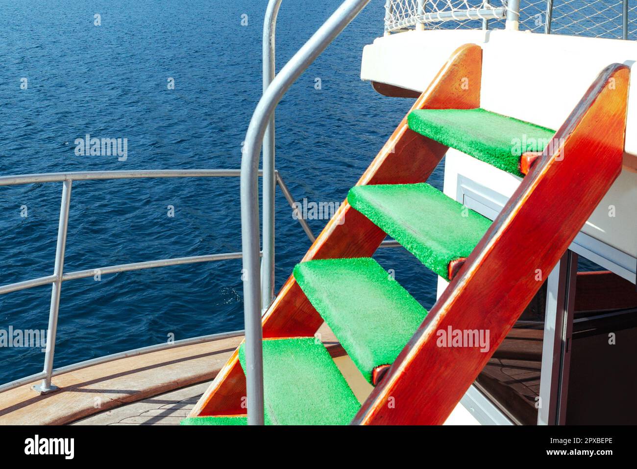 Holztreppen zum Schiff. Seefahrzeuggangway Stockfoto