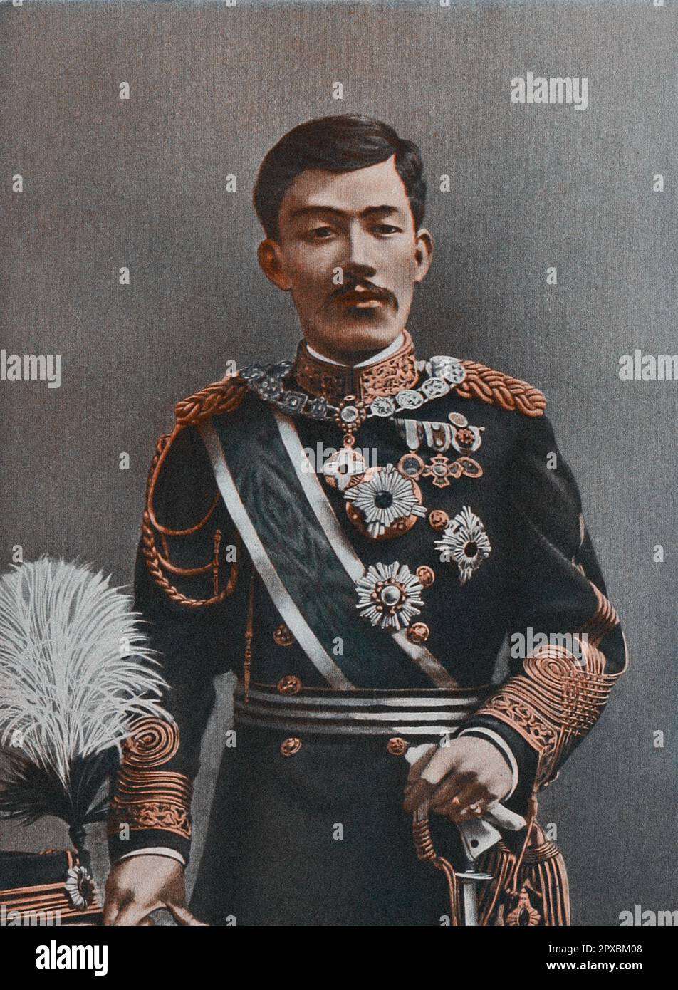 Japanischer Kaiser Yoshihito (Kaiser Taishō). Kaiser Taishō (Taishō-Tennō, 1879 – 1926), auch bekannt unter seinem persönlichen Namen Yoshihito, war der 123. Kaiser von Japan nach der traditionellen Erbfolge und vom 30. Juli 1912 bis zu seinem Tod im Jahr 1926 der zweite Herrscher des Reiches von Japan. Nach japanischem Brauch wird der Kaiser unter seiner Herrschaft einfach „der Kaiser“ genannt. Nach dem Tod ist er durch einen posthume Namen bekannt, der der Name der Ära ist, die mit seiner Herrschaft zusammenfällt. Nachdem er während der Taishō-Ära regiert hat, ist er als „Kaiser Taishō“ bekannt. Stockfoto