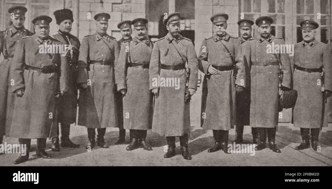Kaiser Nicholas II. Von Russland mit der Kaisersuite im Hauptquartier Mohilev: Links der junge Großherzog Dimitri Pawlovitch, der am Mord an Rasputin beteiligt war. Von links nach rechts: Großherzog Dmitri Pawlowitsch von Russland, Admiral Nilow, Graf Grabbe, Oberst Mordvinow, General Narischkin, General Voeykov, Kaiser Nikolai II., Graf Freedericksz, Prinz Dolgorukov, Proffesor Fedorov, сounseiller Yejof (?) Stockfoto