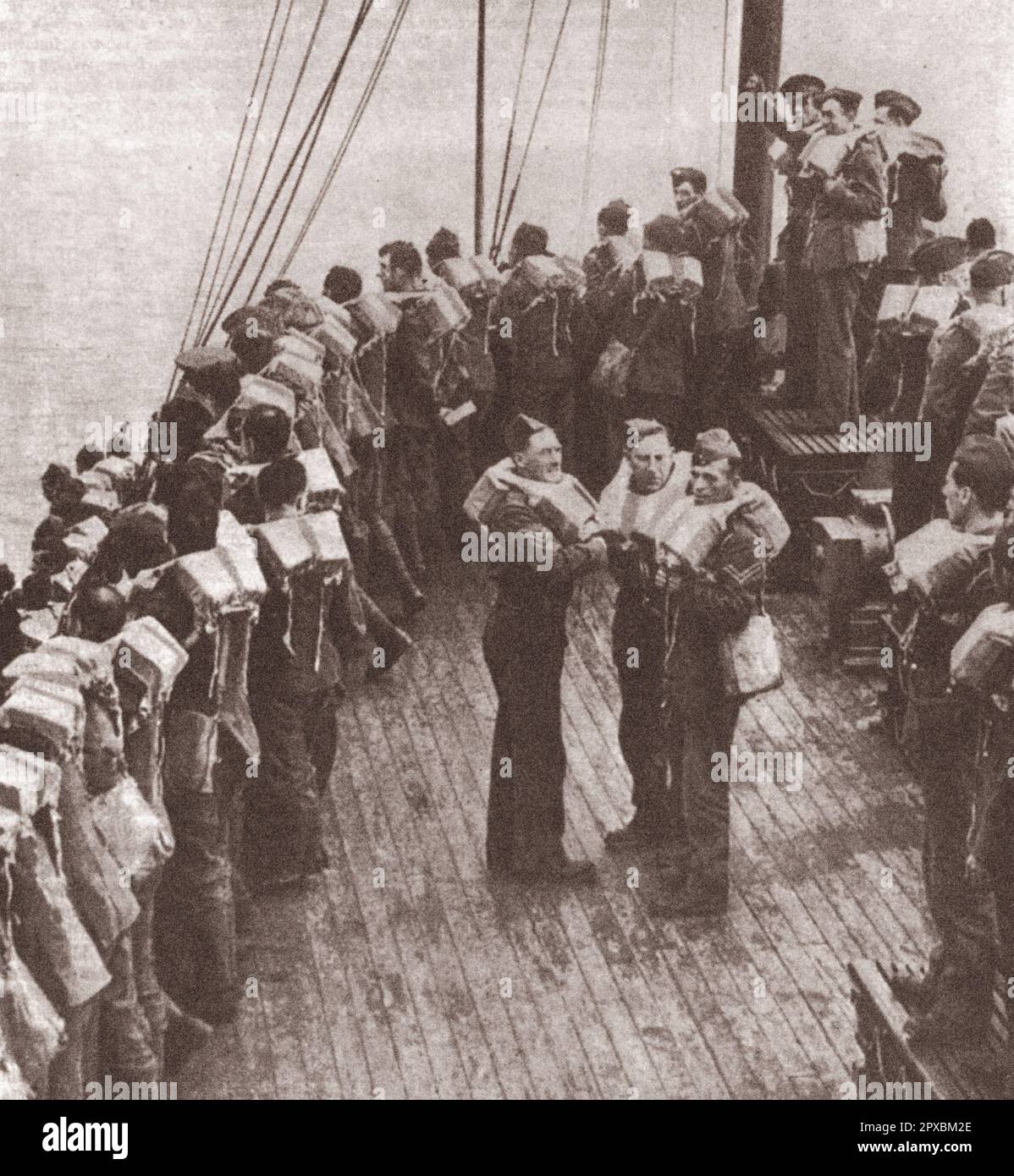 Die britische Expeditionstruppe entsendet im September 1939 nach Frankreich. Die britischen Soldaten, die den Kanal überqueren, tragen lebensrettende Ausrüstung, die sie über Wasser hält, wenn der Torpedo eines U-Bootes sie zum Wasser bringt. Stockfoto