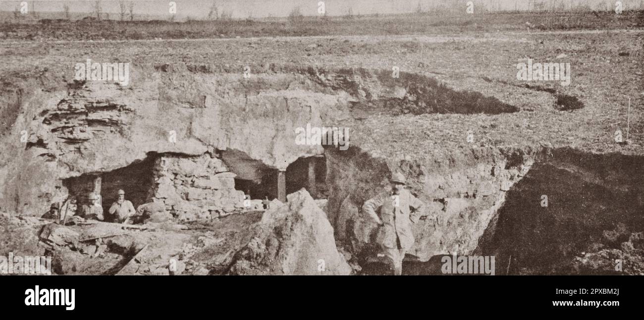 Erster Weltkrieg Vom 16. April bis 30. April 1917 wurde eine dieser Gruben oder Steinbrüche in den Kreidefelsen der Aisne gegraben, wo der Feind (die Deutschen) kleine Unterkünfte hatte, die durch ihre Tiefe vor Artillerie geschützt waren: Er musste es am 16. Verlassen, bevor unsere Truppen vorrücken, nicht ohne es teilweise in die Luft zu sprengen. Stockfoto
