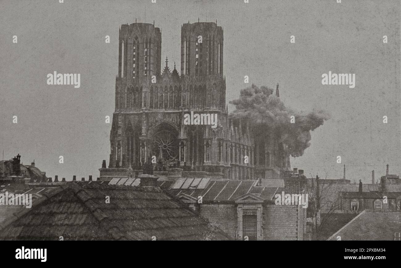 Erster Weltkrieg Die methodische Zerstörung von Reims. Das Platzen einer großen Muschel am Schnittpunkt der Kathedrale am 19. April 1917 um 1 Uhr nachmittags. Stockfoto