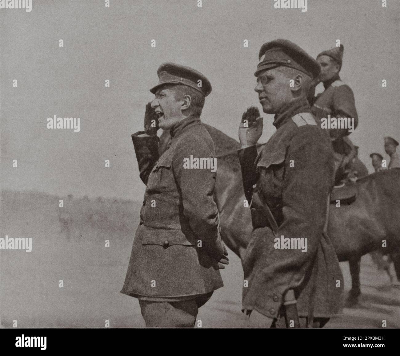 Erster Weltkrieg Alexander Kerensky reagiert während einer Prüfung an der Front auf die Grüße der Soldaten. Alexander Fjodorowitsch Kerensky (1881–1970) war ein russischer Rechtsanwalt und Revolutionär, der die russische Provisorische Regierung und die kurzlebige Russische Republik drei Monate lang von Ende Juli bis Anfang November 1917 führte. Stockfoto