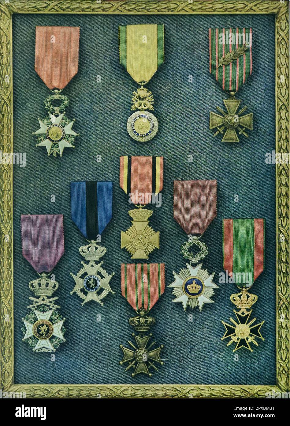 Erster Weltkrieg Kriegsdekorationen. Frankreich - Belgien von links nach rechts (oben), Frankreich: croix de la legion d'Honneur (Ehrenorden); Militärmedaille; Croix de Guerre (Kriegskreuz). - (Unten), Belgien: croix de Leopold Ier; croix de Leopold II; Militärmedaille und darunter croix de Guerre (Kriegskreuz); Ordre de la couronne (Kronenordnung); croix militaire (Militärkreuz). Stockfoto
