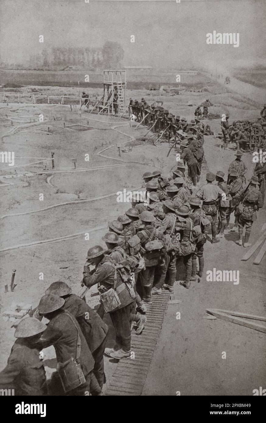 Erster Weltkrieg Das Modell eines Schlachtfeldes am Vorabend des Angriffs am 7. Juni 1917 auf die deutsche Position von Wytschaete-Messines, studierten die Australier der Plumer Armee eine riesige Hilfskarte, die aus Zement, Damit die Männer alle Details des Geländes kennen, in dem sie operieren werden. Stockfoto