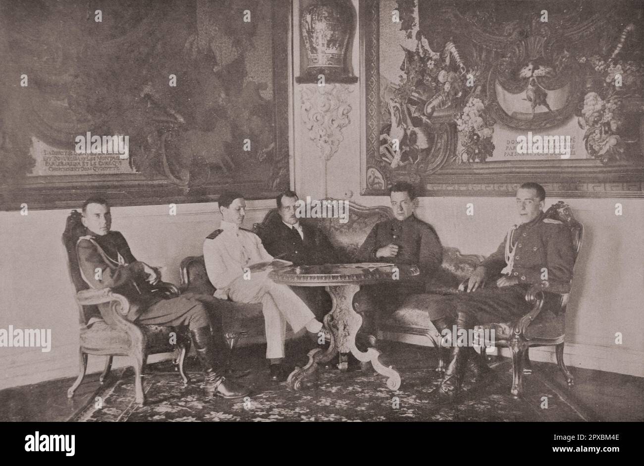 Erster Weltkrieg Russische Revolution. 1917 Uhr vor dem Herbst: Eine der letzten Fotositzungen von Kerensky an einen Fotografen in einem Wohnzimmer des Kremls in Moskau unter den französischen Wandteppichen der Don Quijote-Serie. Stockfoto