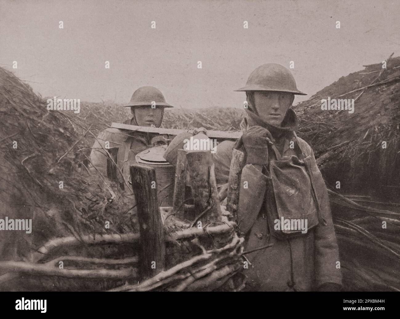 Erster Weltkrieg Amerikaner an der Front. Suppe in den Gräben servieren. 1917 Stockfoto