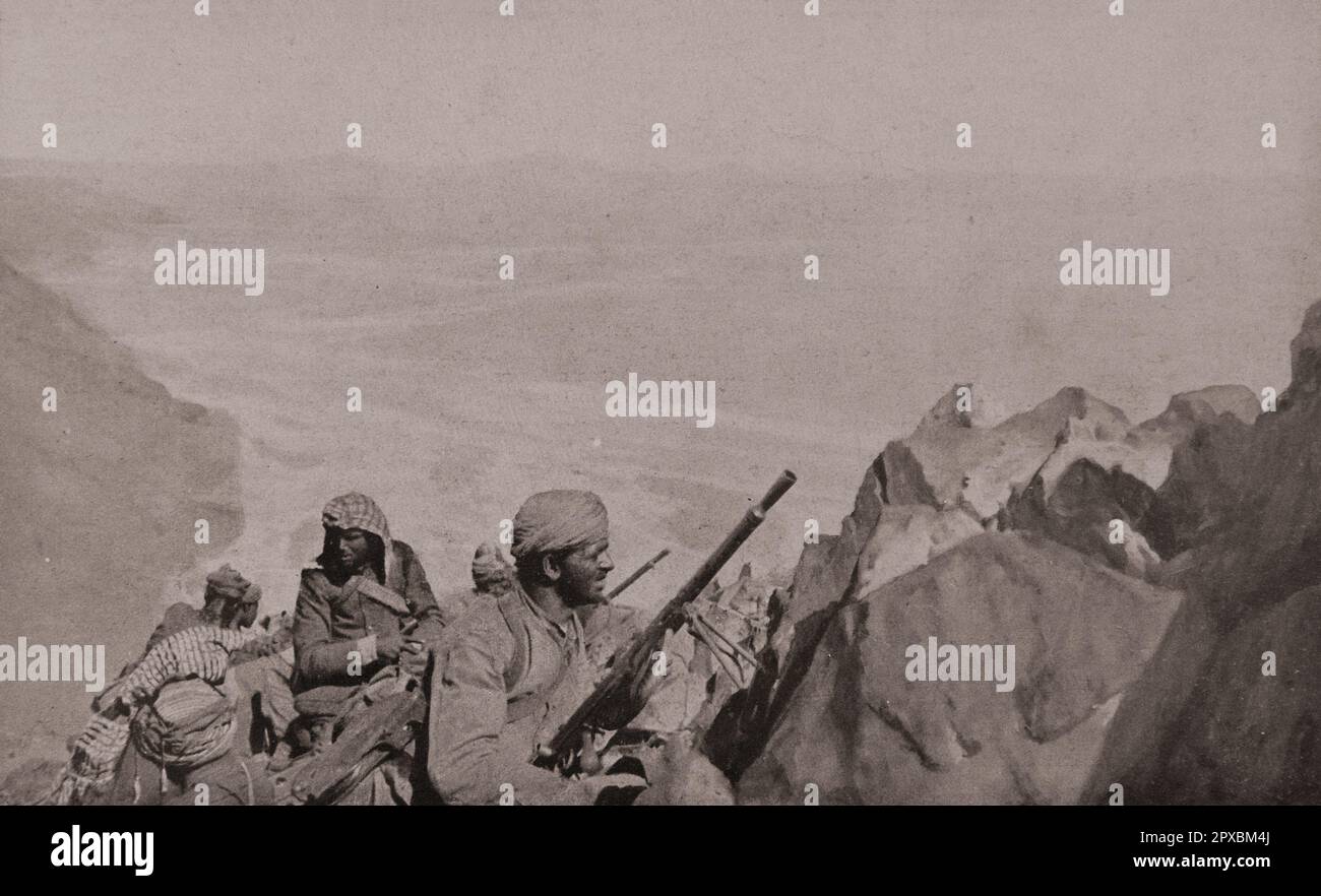 Erster Weltkrieg Naher Osten. Die Operationen der arabischen Armee: Ein Beobachtungsposten von Gewehrmaschinenschützen; am Boden des Hejaz-Gebirges. 1917 Stockfoto