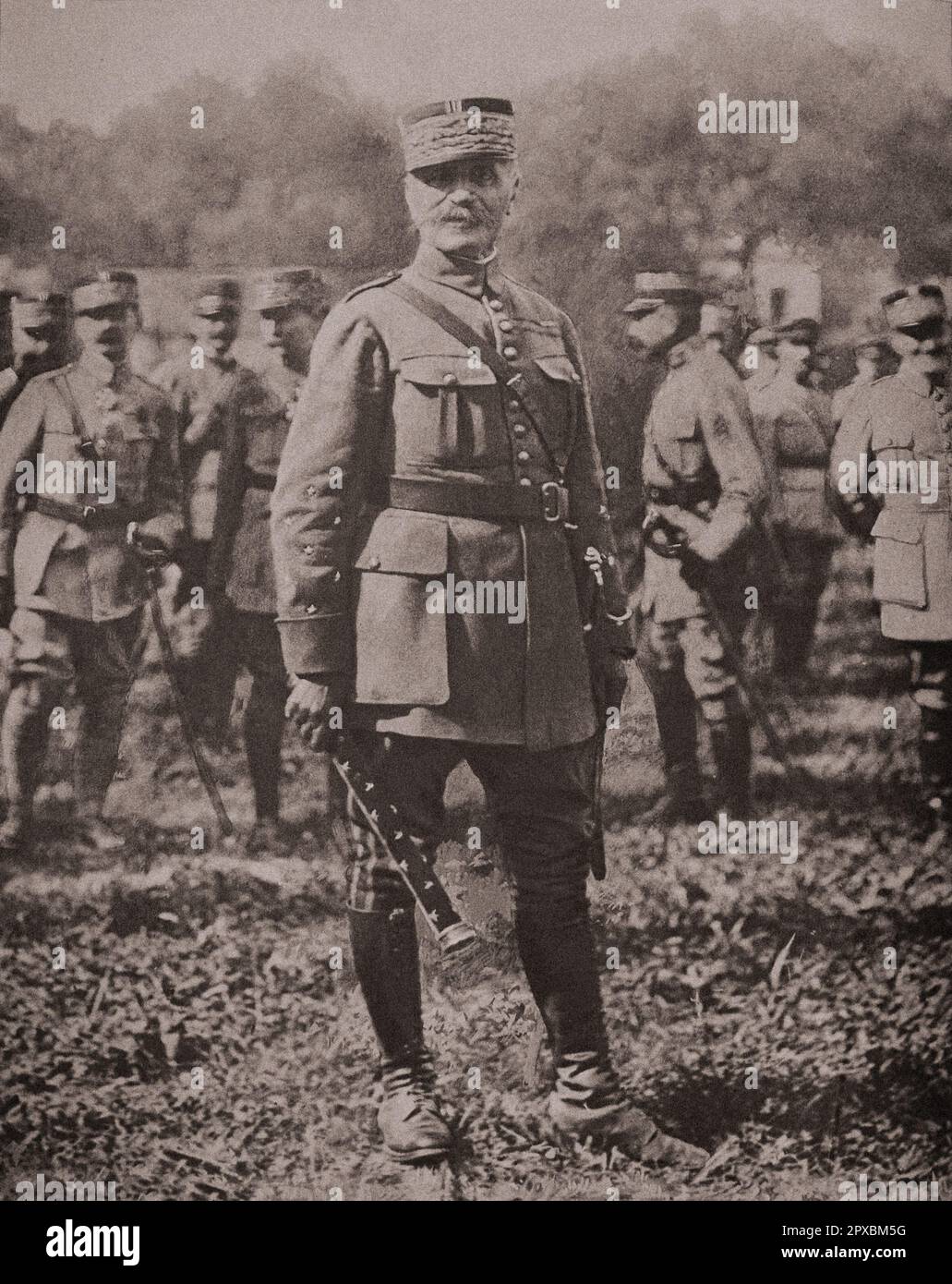 Foch, Marshal von Frankreich. Ferdinand Foch (1851-1929) war ein französischer General- und Militärtheoretiker, der während des Ersten Weltkriegs als Oberster alliierter Befehlshaber diente. Als aggressiver, sogar rücksichtsloser Befehlshaber bei den ersten Marne-, Flandern- und Artois-Kampagnen von 1914 bis 1916 wurde Foch Ende März 1918 zum Oberbefehlshaber der Alliierten angesichts der völlig deutschen Frühjahrsoffensive, die die Alliierten mit frischen Soldaten und neuen Taktiken, die Gräben nicht eindämmen konnten, zurückdrängte. Er hat die französischen, britischen und amerikanischen Bemühungen erfolgreich zu einem kohärenten Ganzes koordiniert, das geschickt mit seiner Straße umgeht Stockfoto